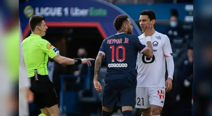 Neymar se pelea con jugador de Lille y es expulsado. Neymar se pelea con jugador de Lille y es expulsado.