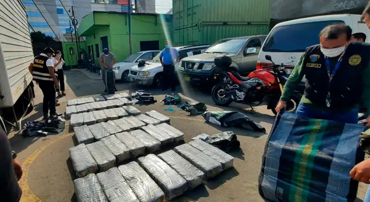 Droga esta oculta en sacos de rafia.