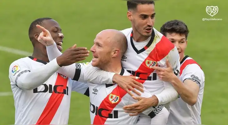 Luis Advíncula festeja el gol del Rayo Vallecano  en el encuentro con el Girona.