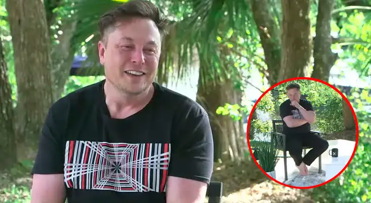 Elon Musk llamó la atención de la prensa internacional, pues se vio que no usaba calcetines, ni zapatos, durante una entrevista. Elon Musk llamó la atención de la prensa internacional, pues se vio que no usaba calcetines, ni zapatos, durante una entrevista.