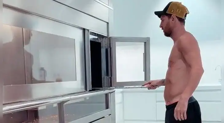 Lionel  Messi y su lujosa parrilla . Agasajó  a sus compañeros.