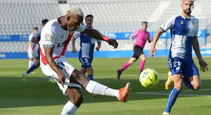Luis Advíncula intento, pero no pudo hacer nada en la derrota del Rayo ante Sabadell