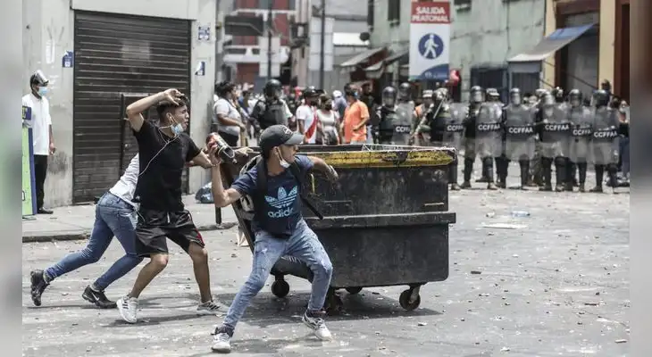 Ambulantes y fiscalizadores se enfrentan en los alrededores de Mesa Redonda.
