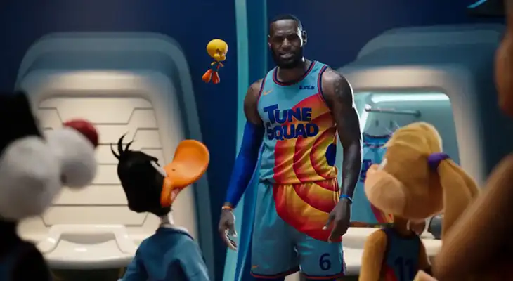 LeBron James interactuando con los Looney Tunes. LeBron James interactuando con los Looney Tunes.