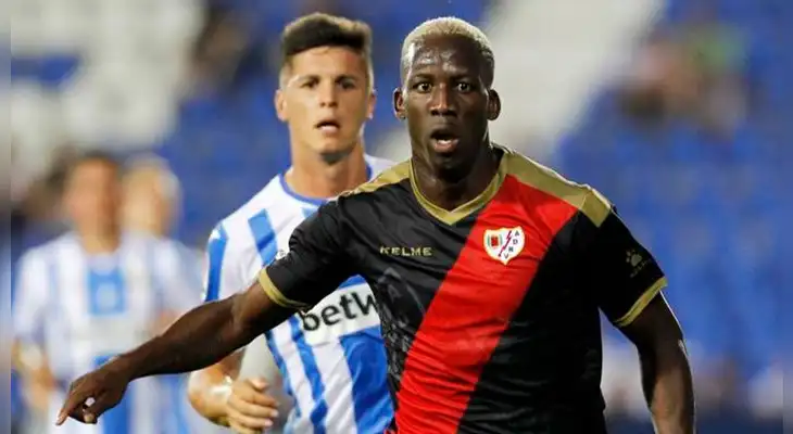 Luis Advíncula no llegaría a Boca Juniors por ascenso del Rayo Vallecano.