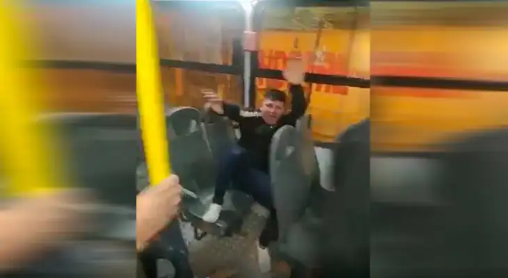 Ladrón fue golpeado por pasajeros de bus. Ladrón fue golpeado por pasajeros de bus.
