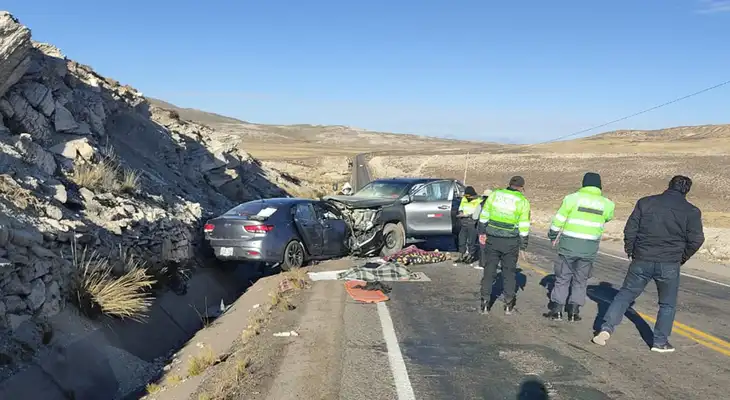 En el auto viajaba toda una familia. Fatal accidente en la carretera a Puno En el auto viajaba toda una familia. Fatal accidente en la carretera a Puno