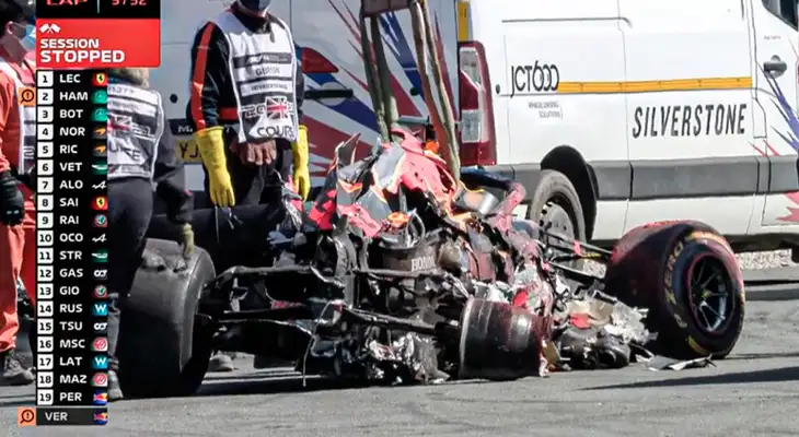 Lewis Hamilton ocasionó un accidente que pudo terminar en tragedia. Lewis Hamilton ocasionó un accidente que pudo terminar en tragedia.