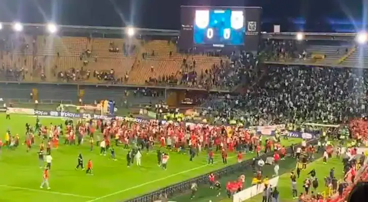 Escándalo en Colombia: hinchas del Santa Fe y Atlético Nacional arman batalla campal en el Campín Escándalo en Colombia: hinchas del Santa Fe y Atlético Nacional arman batalla campal en el Campín