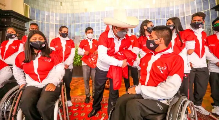 Pedro Castillo entregó la bandera a la delegación de paratletas.