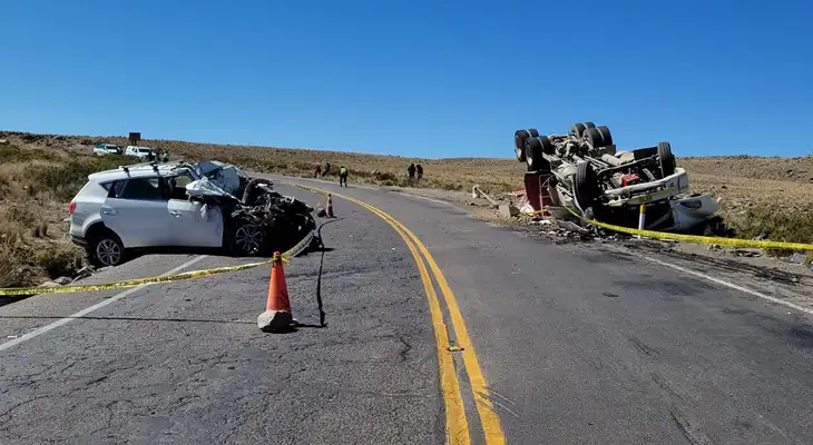 Accidente ocurrió la madrugada del domingo 15 de agosto. Tráiler chocó a camioneta. Accidente ocurrió la madrugada del domingo 15 de agosto. Tráiler chocó a camioneta.