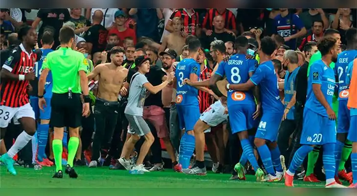 Muy mal hinchas del Niza se meten a la cancha para agreder a jugadores del Olympique.