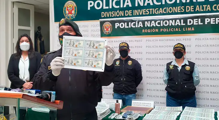 200 planchas con billetes de 100 dólares falsificados. 200 planchas con billetes de 100 dólares falsificados.