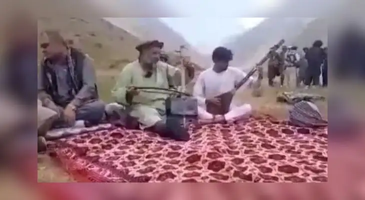 Talibanes matan a tiros a un cantante folk con el que habían tomado el té antes. Foto: Twitter Talibanes matan a tiros a un cantante folk con el que habían tomado el té antes. Foto: Twitter