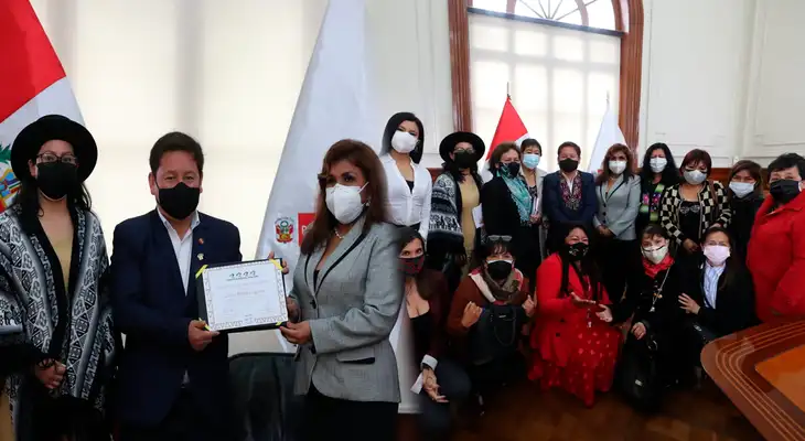 Guido Bellido fue reconocido por su trabajo a favor de la mujer peruana