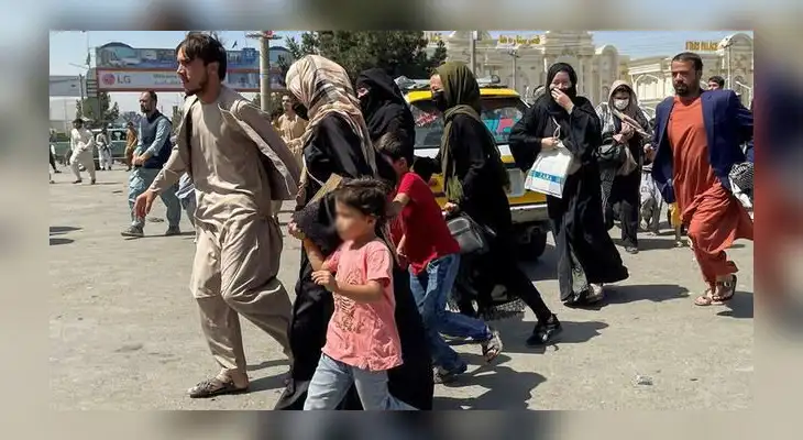 "Simplemente no sé qué más puedo hacer": padre afgano vende a su hija por 500 dólares para salvar a su familia. Foto: AFP "Simplemente no sé qué más puedo hacer": padre afgano vende a su hija por 500 dólares para salvar a su familia. Foto: AFP
