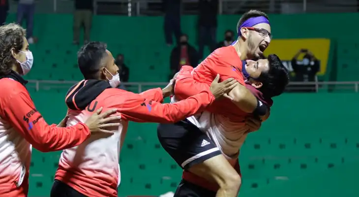 Nicolás Álvarez impuso toda su destreza para llevarse la victoria ante el bosnio Nerman Fatic, con marcadores de 7-6 y 6-4. Nicolás Álvarez impuso toda su destreza para llevarse la victoria ante el bosnio Nerman Fatic, con marcadores de 7-6 y 6-4.