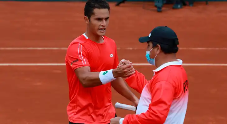 Varillas recibe la felicitación del capitán peruano , Tupi Venero. Varillas recibe la felicitación del capitán peruano , Tupi Venero.