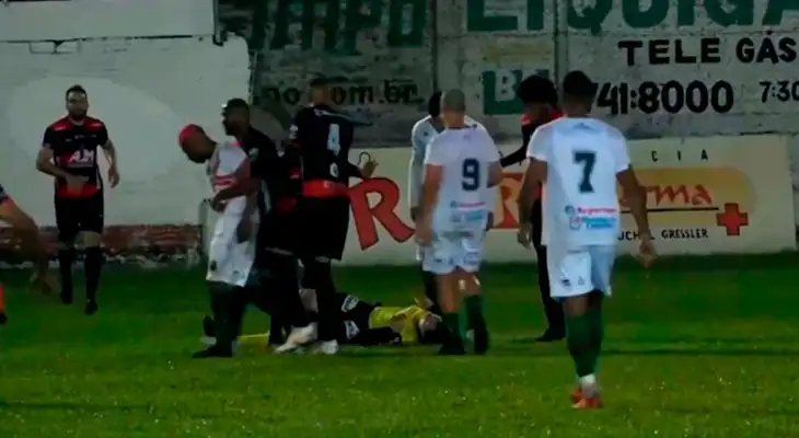 Además, según la prensa brasileña, el futbolista fue acusado de tentativa de homicidio. Además, según la prensa brasileña, el futbolista fue acusado de tentativa de homicidio.