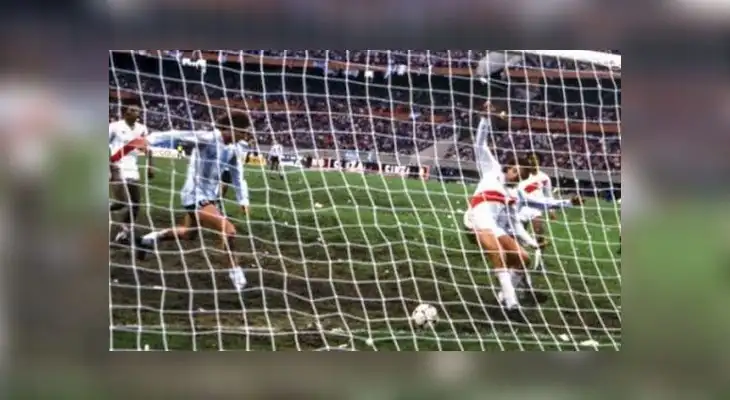 Un gol con falta en los últimos minutos permitió a Argentina empatar (2-2) y clasificar al Mundial.