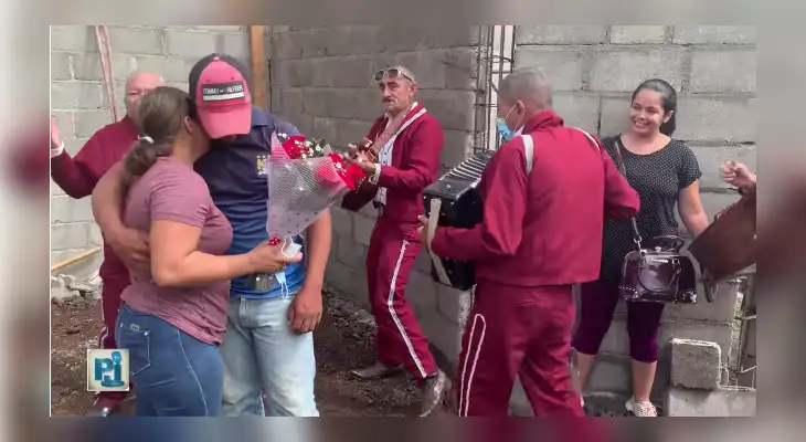 Albañil pide matrimonio a su novia en plena construcción porque no tiene mucho dinero