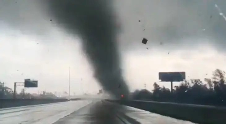 ¡Oh, Dios mío!: mujer se cruza con tornado cuando conducía por una vía ¡Oh, Dios mío!: mujer se cruza con tornado cuando conducía por una vía