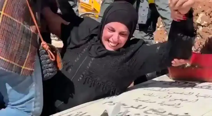 Alaa Nababta intentó proteger la tumba de su hijo con su cuerpo. Alaa Nababta intentó proteger la tumba de su hijo con su cuerpo.