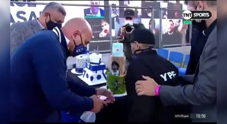 La escena corresponde al cumpleaños 60 de Maradona