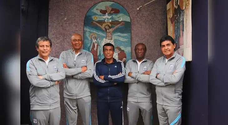 Cueto, Velásquez, Cubillas, 'Pitín' Zegarra y Duarte son reconocidos por Alianza Lima.