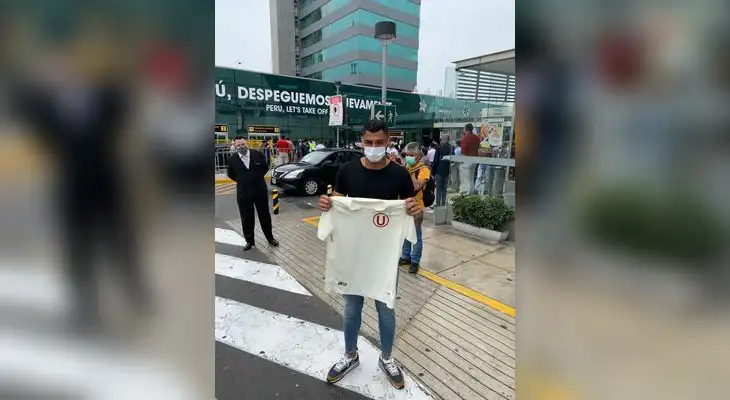 Ángel Cayetano posa orgulloso con la camiseta de Universitario de Deportes. Ángel Cayetano posa orgulloso con la camiseta de Universitario de Deportes.