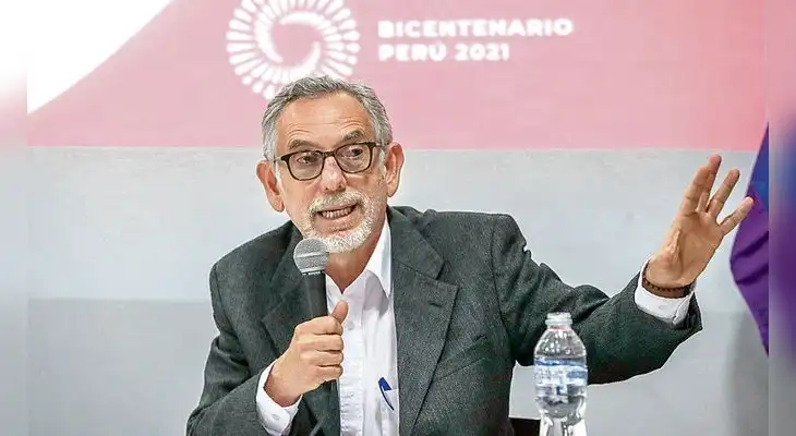 Pedro Francke descartó el cierre de los negocios