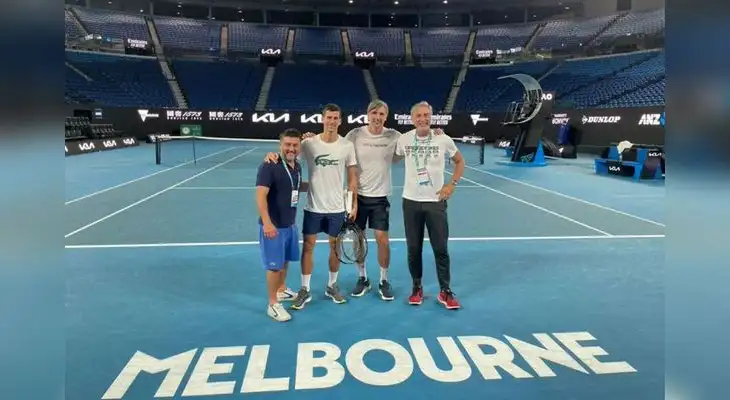 Novak sigue entrenando esperando tener la oportunidad de jugar en el Abierto de Australia. Novak sigue entrenando esperando tener la oportunidad de jugar en el Abierto de Australia.