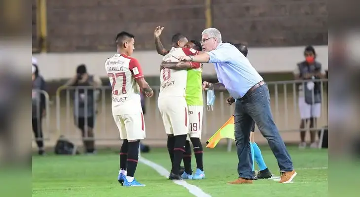 Álvaro Gutiérrez debutó en la 'U' con un triunfo y con su hinchada en el Monumental. Álvaro Gutiérrez debutó en la 'U' con un triunfo y con su hinchada en el Monumental.