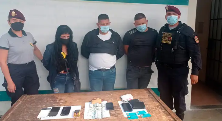Sujetos detenidos tras robar en buses. Sujetos detenidos tras robar en buses.