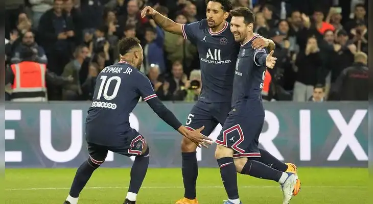 El argentino Messi es un jugador que no se cansa en sumar titulos en su carrera. El argentino Messi es un jugador que no se cansa en sumar titulos en su carrera.