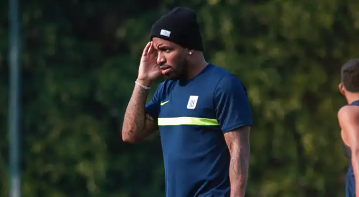 Jefferson Farfán regresó a Alianza Lima el 2021 para salir campeón nacional. Jefferson Farfán regresó a Alianza Lima el 2021 para salir campeón nacional.