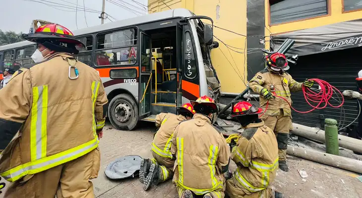 Miraflores: Bus de transporte publico se estrella contra una joyería [VIDEO]