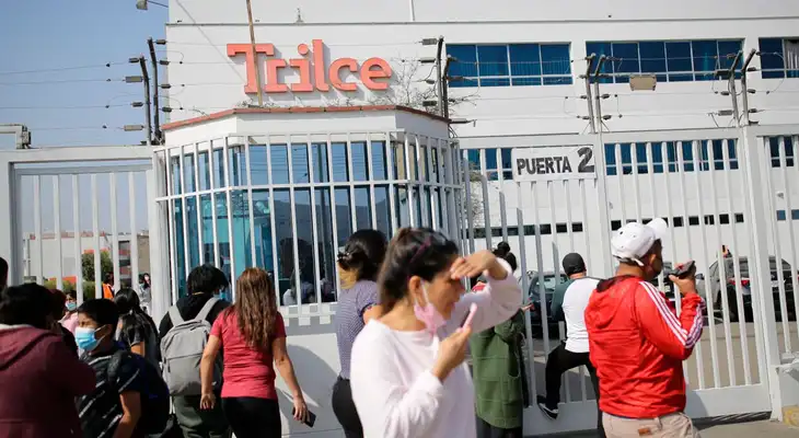 La PNP pidió a los padres de familia mantener la calma, ya que aún no se ha confirmado las intenciones de un atentado en el colegio Trilce. La PNP pidió a los padres de familia mantener la calma, ya que aún no se ha confirmado las intenciones de un atentado en el colegio Trilce.