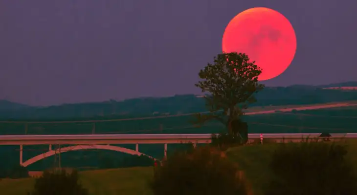 A este fenómeno  en Europa se le conoce también como Luna de Miel o de aguamiel.