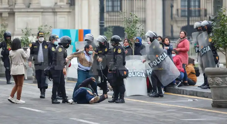 Pese a que solo se encontraban sentados con pancartas para hacer sentir su voz, la PNP las sacó a empujones y se produjo un enfrentamiento. Pese a que solo se encontraban sentados con pancartas para hacer sentir su voz, la PNP las sacó a empujones y se produjo un enfrentamiento.