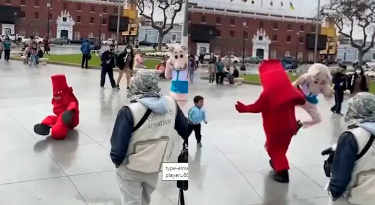 La riña fue breve, pero intensa, muchos de las personas que pasan por el lugar y los niños quedaron sorprendidos. La riña fue breve, pero intensa, muchos de las personas que pasan por el lugar y los niños quedaron sorprendidos.
