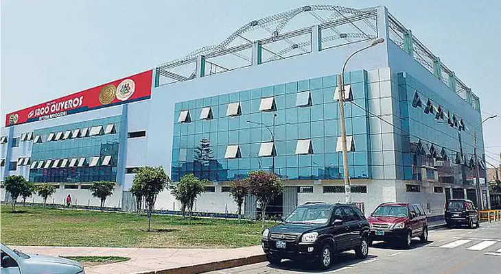 Fachada del colegio Saco Oliveros