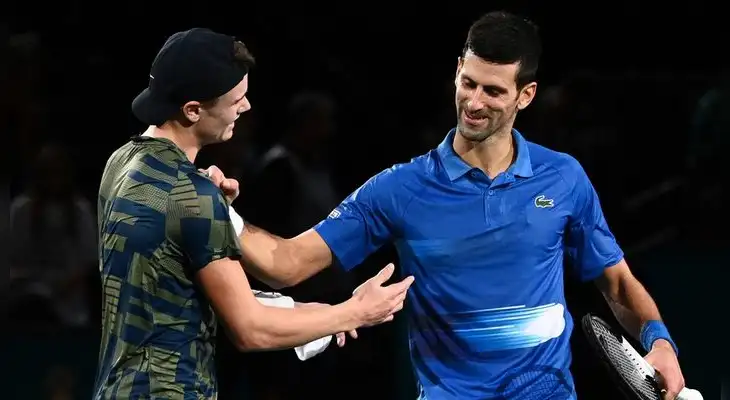 Djokovic felicita a Rune por su victoria . Djokovic felicita a Rune por su victoria .