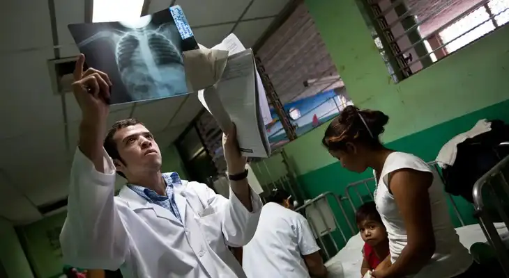 Es importante diagnosticar precozmente la enfermedad en adultos mayores de 65 años y personas con enfermedades crónicas. Es importante diagnosticar precozmente la enfermedad en adultos mayores de 65 años y personas con enfermedades crónicas.