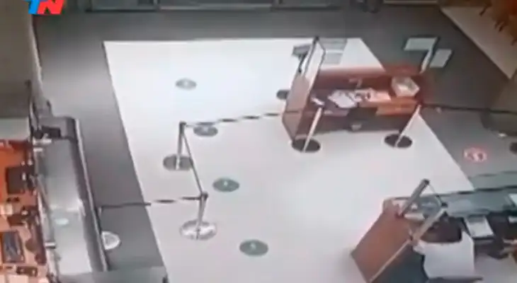 Actividad Paranormal: Wachiman le abre la puerta a una paciente, le alcanza silla de ruedas, pero era un fantasma