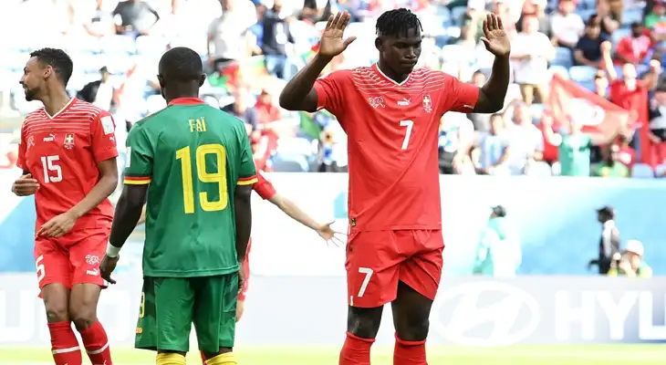 Suiza ganó a Camerún por 1 a 0 y aseguró tres puntos en el Grupo G. Embolo anotó el primero para los suizos. Suiza ganó a Camerún por 1 a 0 y aseguró tres puntos en el Grupo G. Embolo anotó el primero para los suizos.