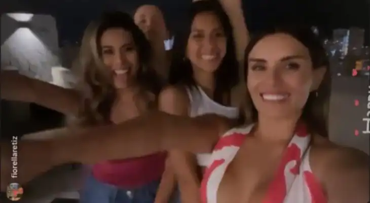 Las amigas se vuelven a ver las caras Las amigas se vuelven a ver las caras
