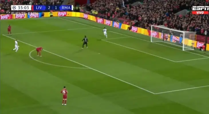 Vinicus Jr. marca el segundo gol para el Real Madrid tras error de salida del arquero Alisson Becker