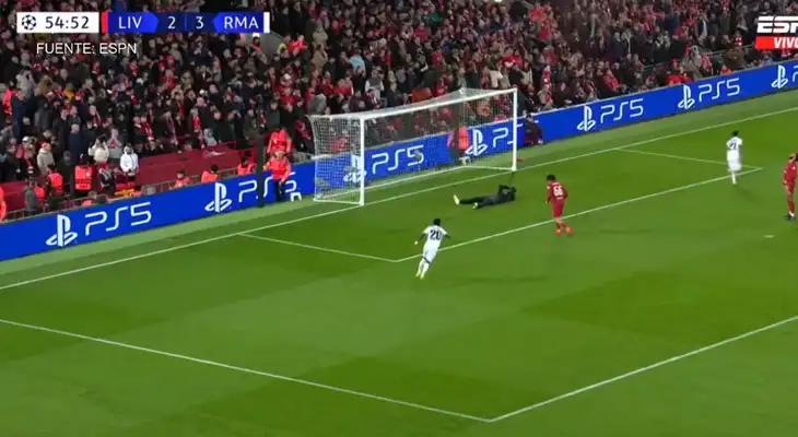 Karim Benzema pone el 4-2 para el Real Madrid y aumenta el marcador
