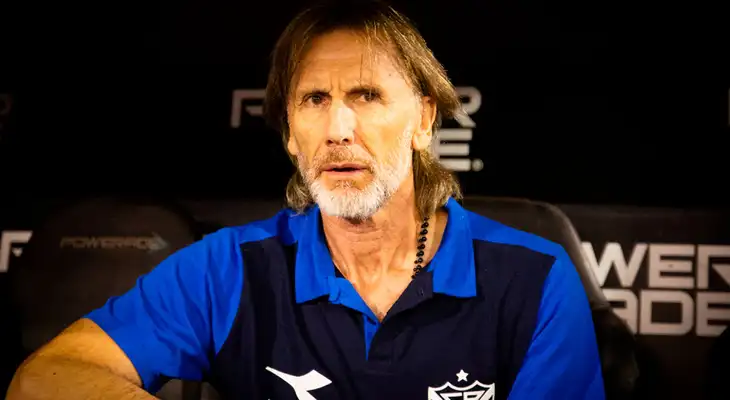 Mosaico, ovación y sonrisas: así fue el debut de Ricardo Gareca en Vélez tras dejar Perú